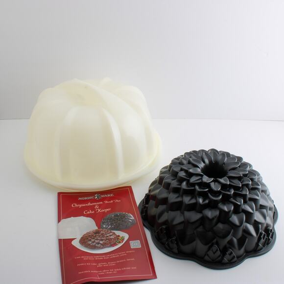 NordicWare Heavy Cast Aluminum Chrysanthemum Bundt Pan & Cake Keeper - Picture 3 of 9